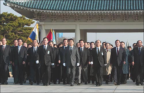 단일후보로 확정된 노무현 민주당 후보와 주요 당직자들이 11월 25일 오전 국립묘지를 참배하고 있다. 